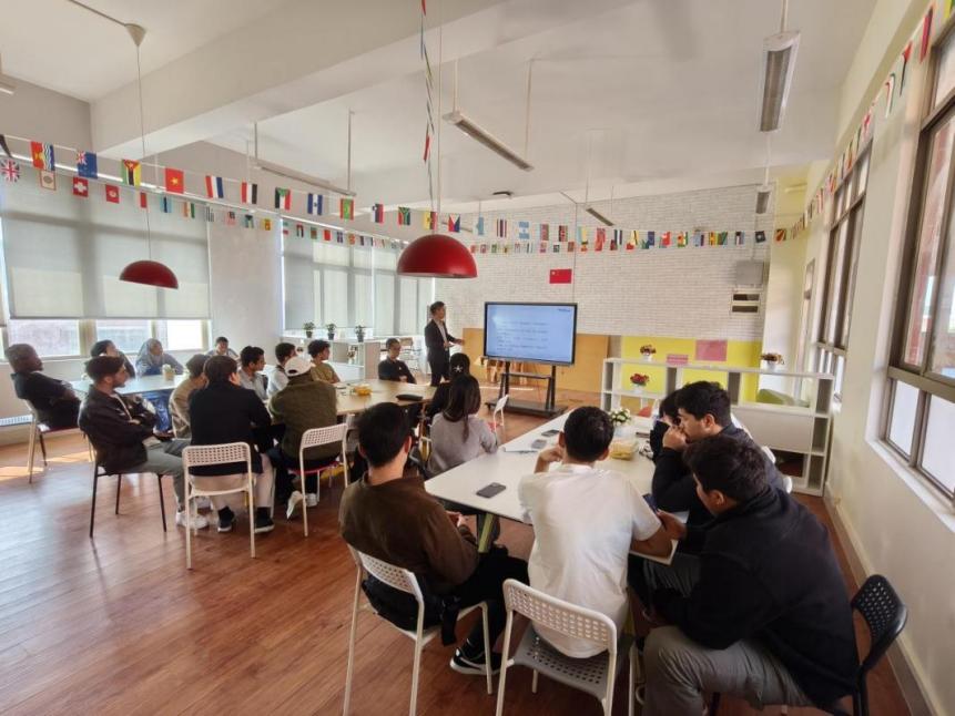 國際學院舉辦2025級來華留學生職業規劃座談會，廣州勞務服務助力留學人才融入本地發展